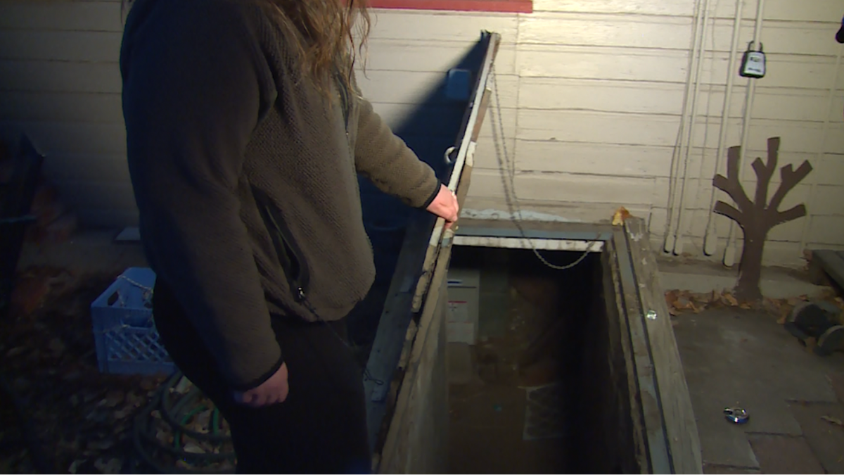 Colorado Springs woman finds man living in her crawlspace