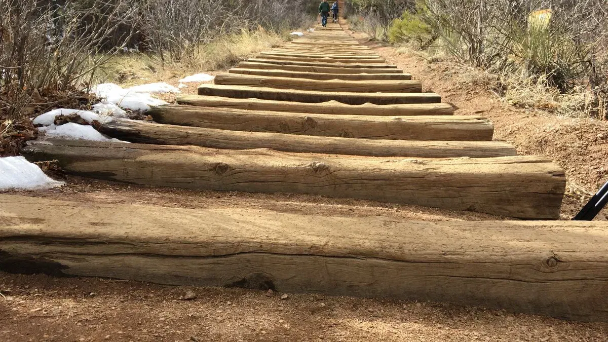 Man dies while hiking Manitou Incline