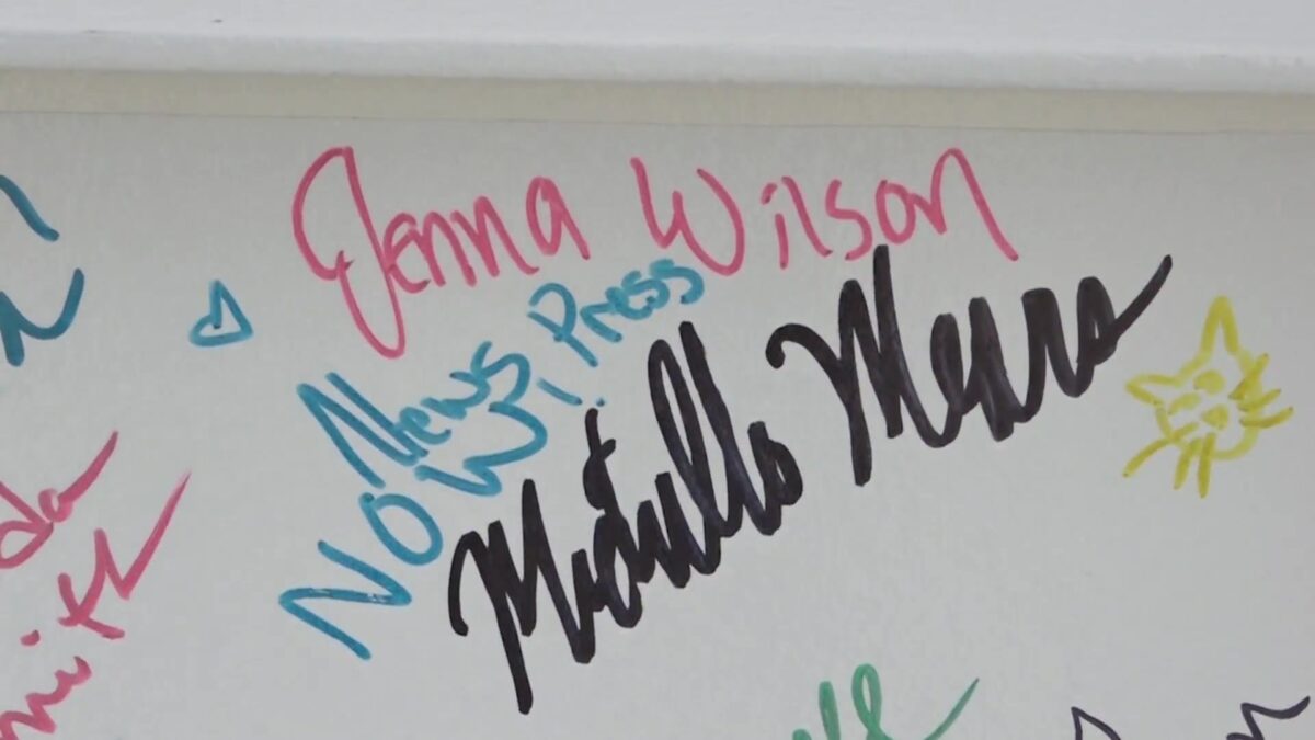Community leaves its mark on new Rolling Hills Library