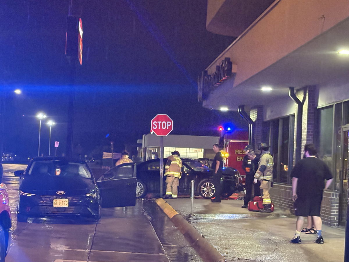 Car crashes into building in central Columbia