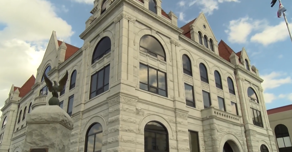 Jefferson City woman accused of trying to stab man with knife