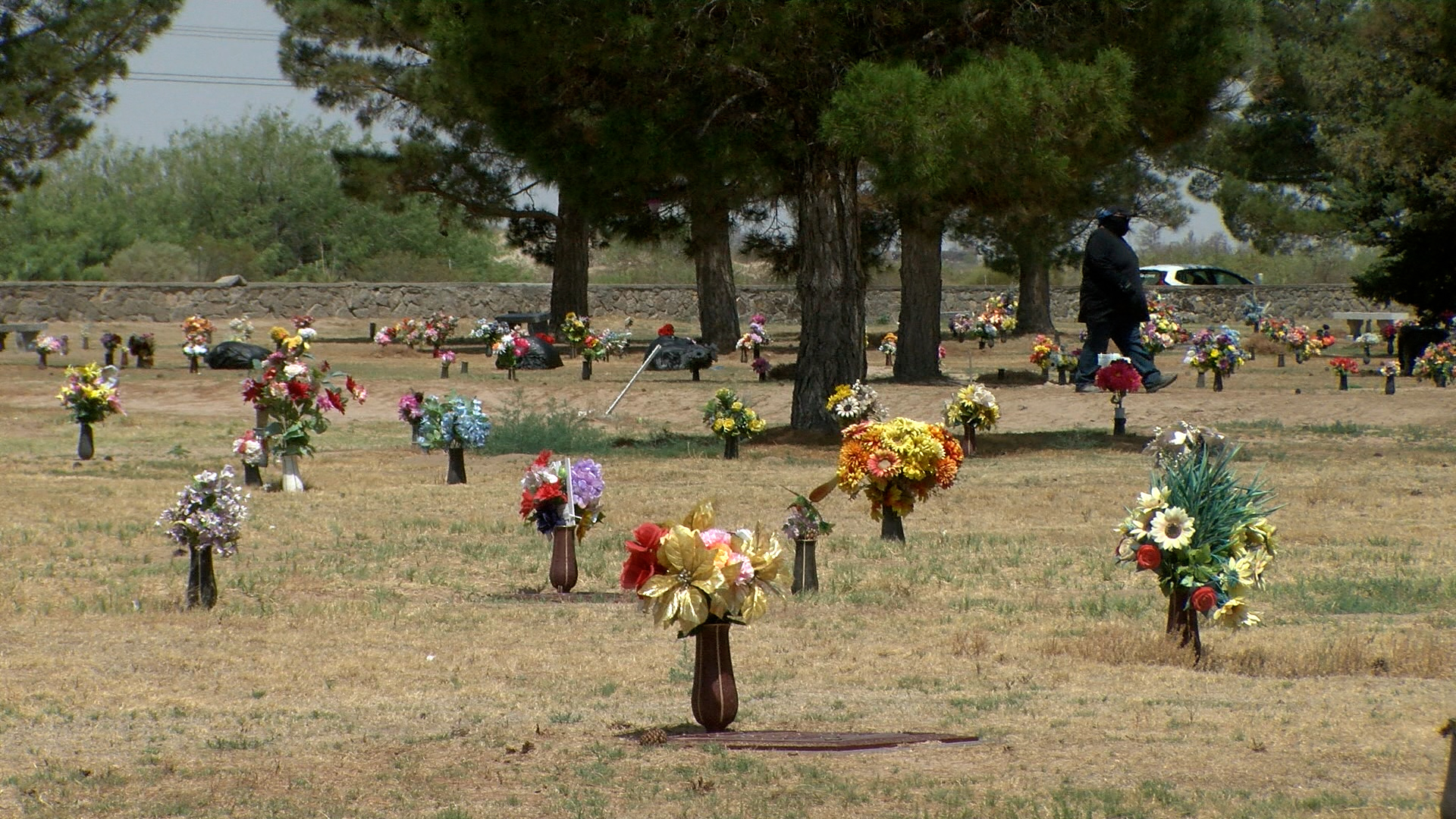 Families raise concerns about cemetery conditions in Santa Teresa; improvements underway