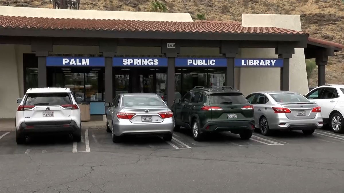 Palm Springs library reopens at temporary location