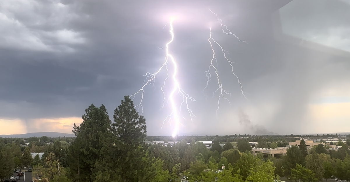 Thunderstorms rattle Central Oregon