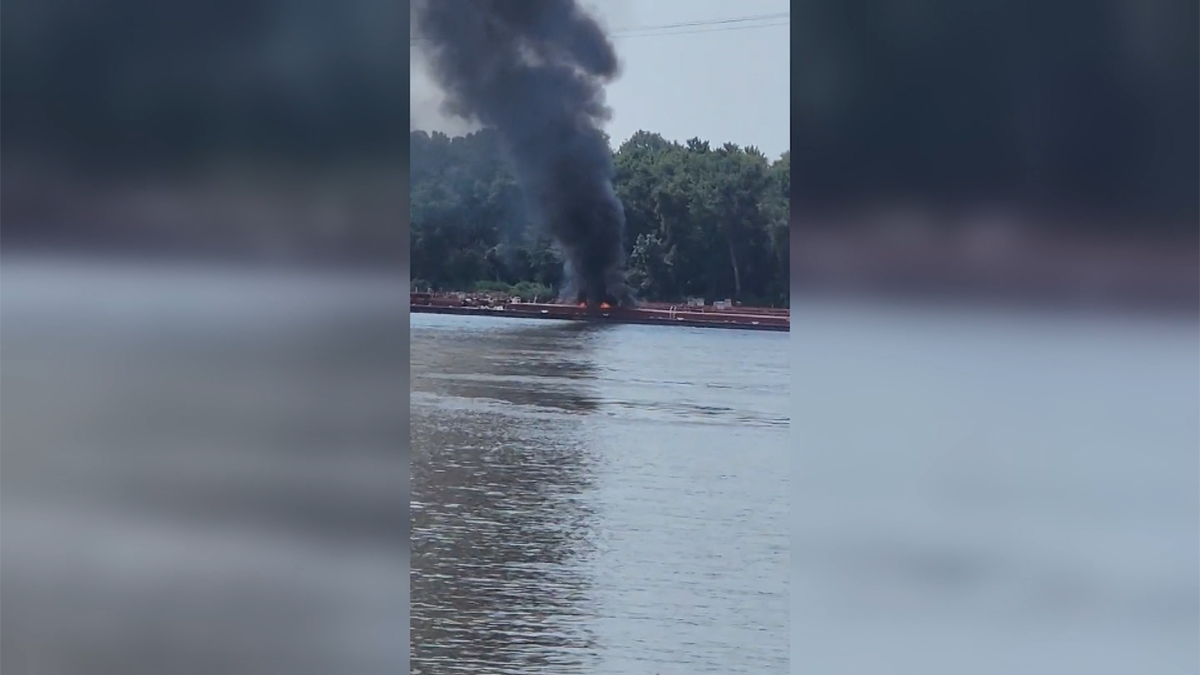 2 dead after helicopter crashes into barge on Mississippi River near St. Louis