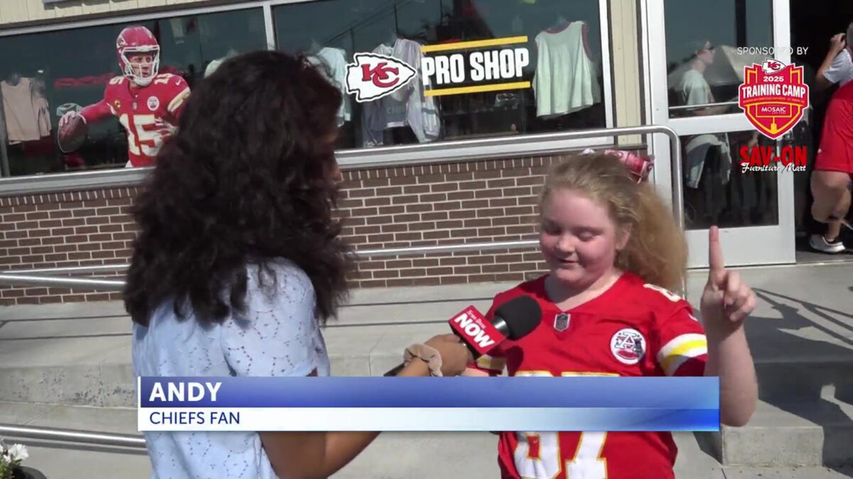 Chiefs Fans flock to training camp for selfies