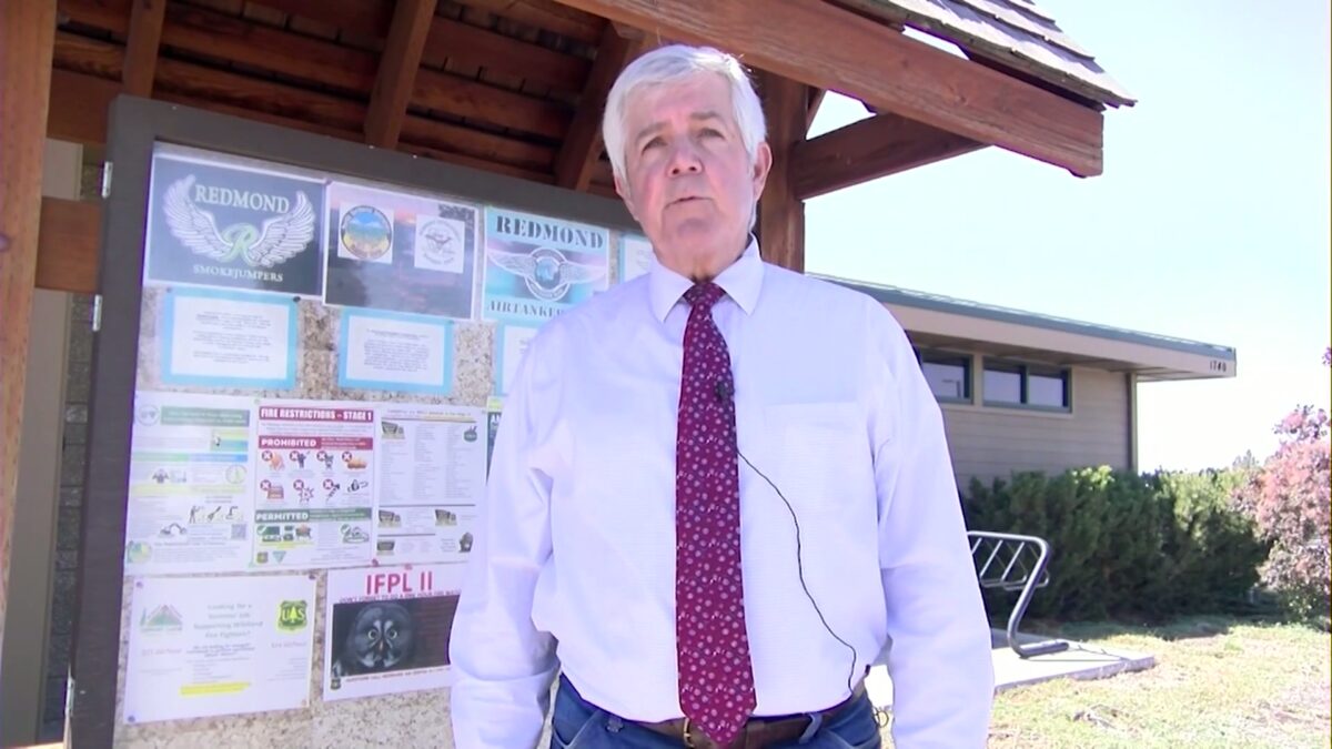 Congressman Cliff Bentz visits Redmond smokejumpers