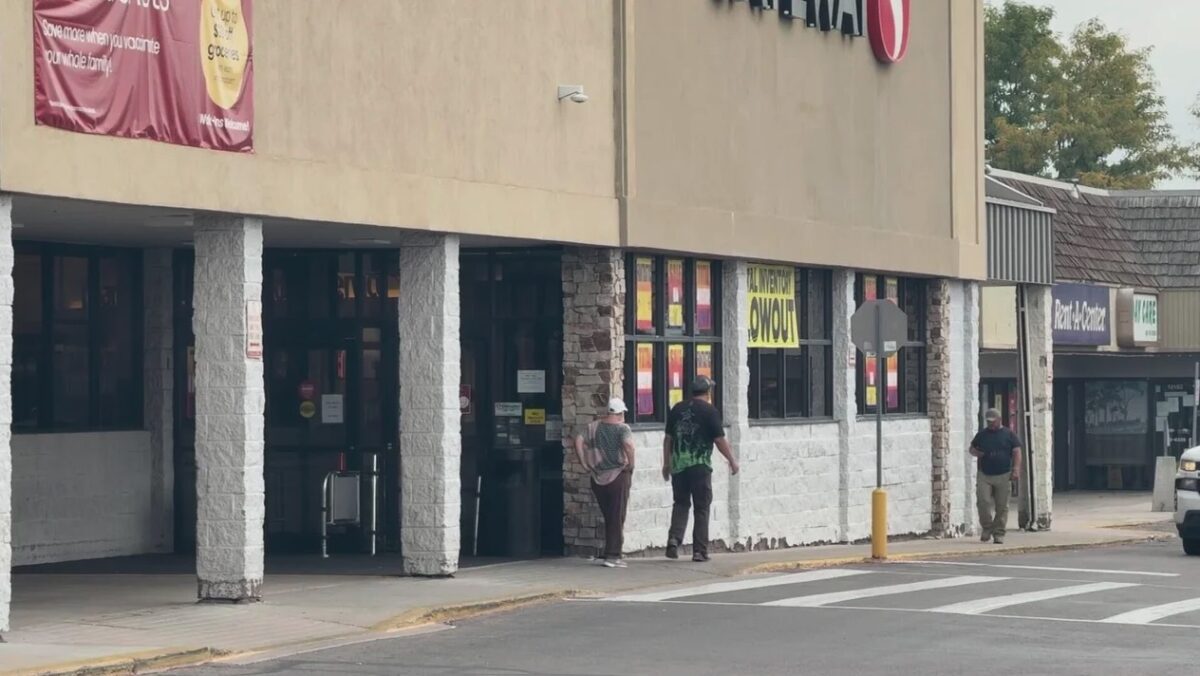 An Aurora neighborhood has lost a vital business and is quickly becoming a "pharmacy desert." There are a couple of big pharmacies and grocery stores within a four-mile radius of the intersection of East Mississippi Avenue and South Peoria Street