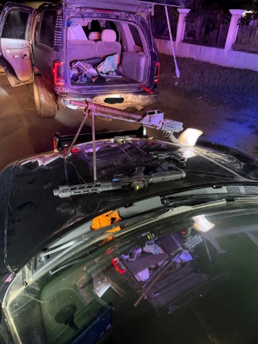 Deputies arrested Sunday night a man for possession of three firearms