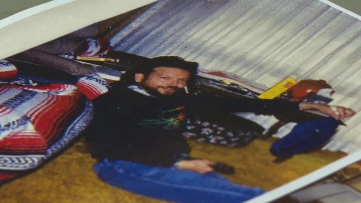 Mohave County Sheriff’s officials say new DNA testing and a public tip helped identify a man who was found dead beneath a concrete slab in northern Arizona.