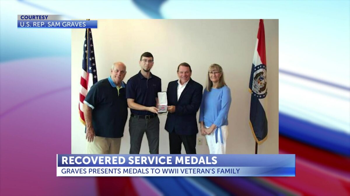 Graves presents medals to WWII Veteran’s family