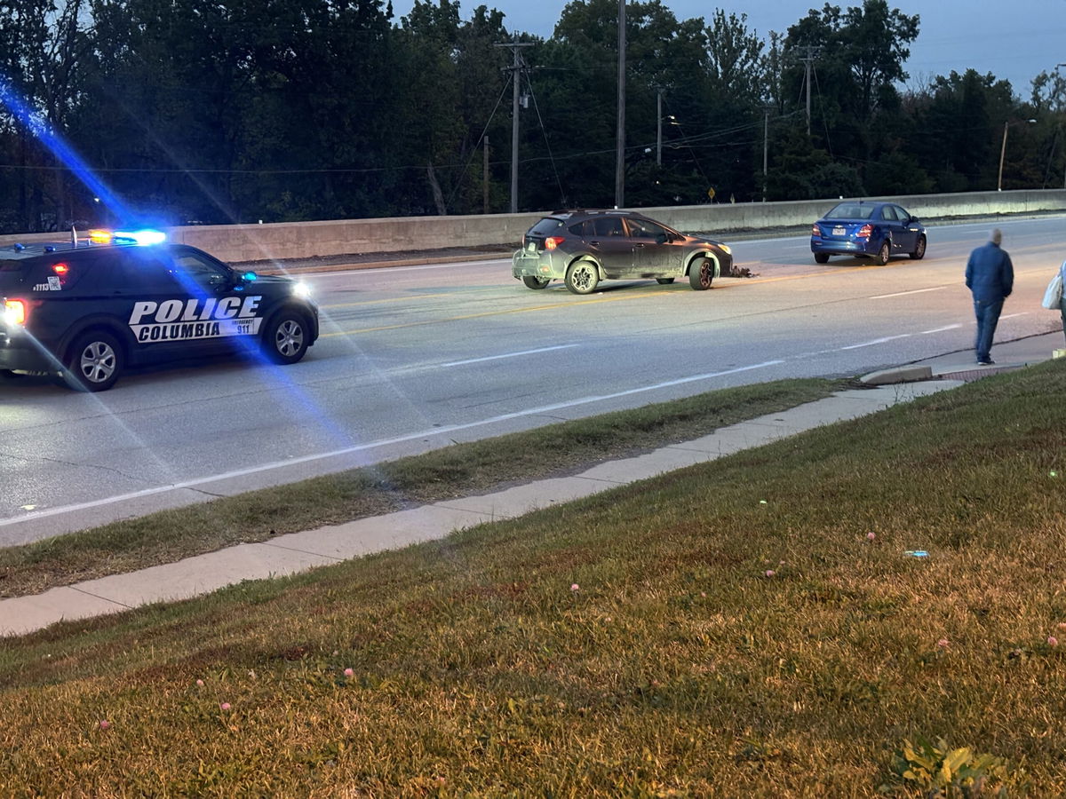Lane of Paris Road closed after crash