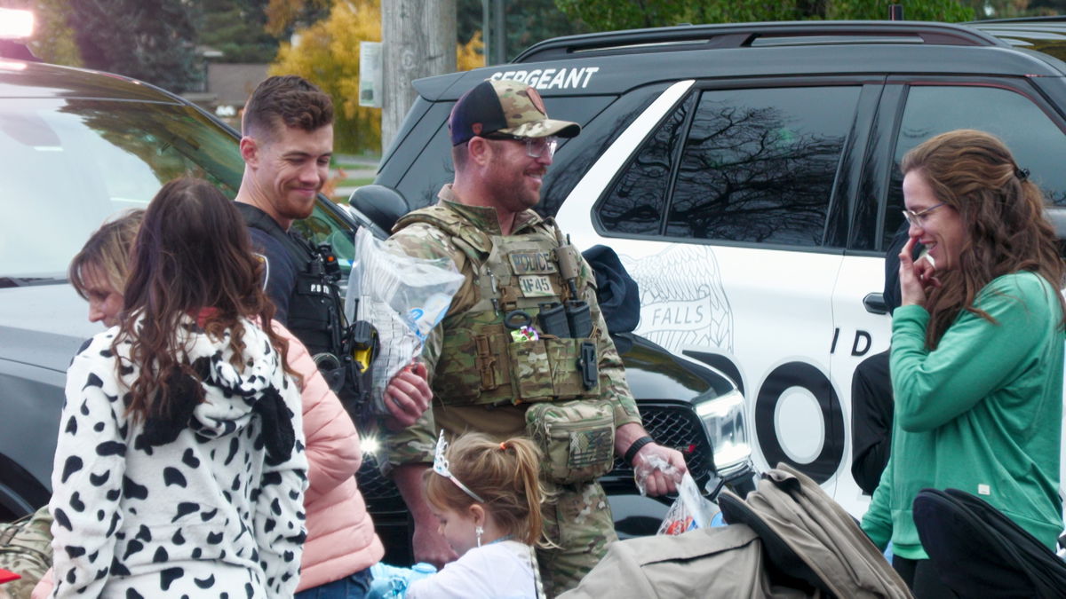 Hundreds line up for annual Real Heroes Trunk or Treat