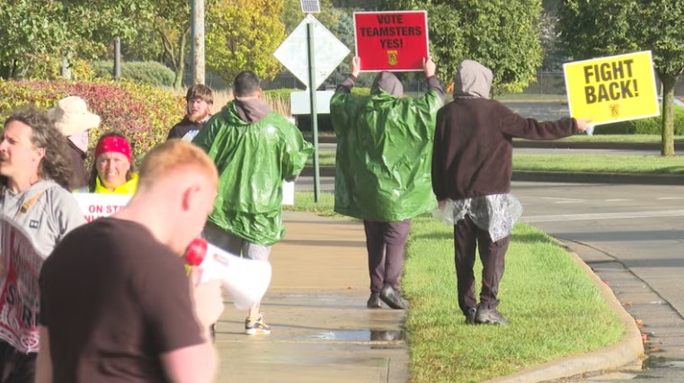 More than 200 dealers and dual rates at Horseshoe Casino Indianapolis in Shelbyville walked off the job on Friday.