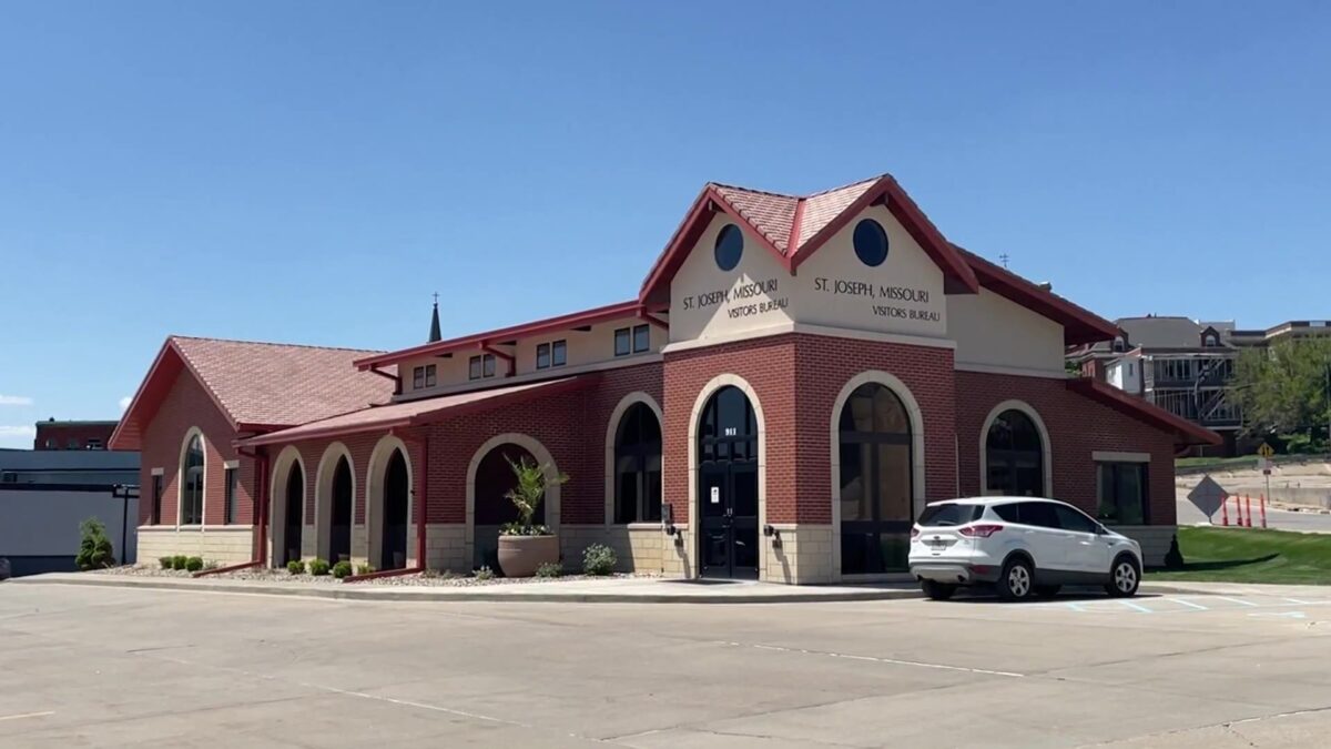 Visitors bureau communications director wins state tourism award