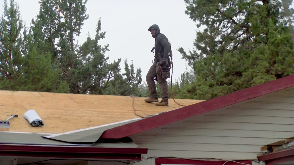 ‘It’s really something’: National Women in Roofing’s local council gifts new roof to Redmond veteran