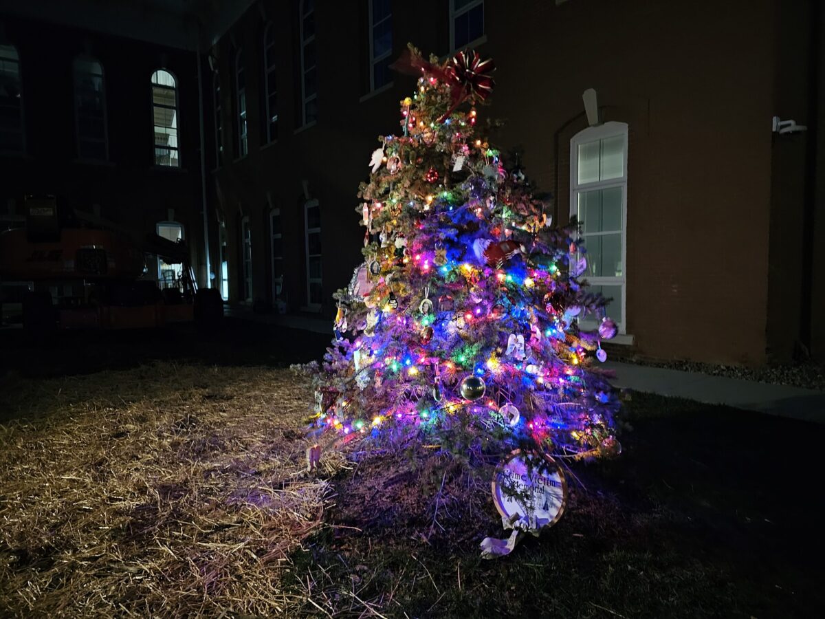 Buchanan County Prosecuting Attorney’s Office hosts memorial tree lighting