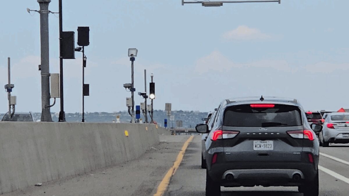 One of the three I-25 Gap indicator lights in the Express Lane