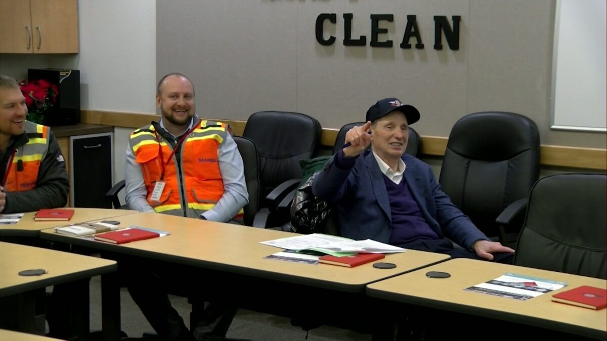 Senator Wyden tours Redmond Airport terminal project