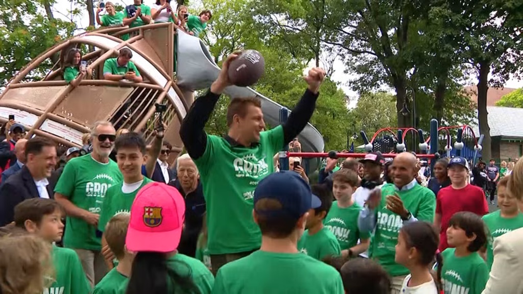 Former New England Patriots tight end Rob Gronkowski will return to Foxborough on Wednesday to sign a contract to retire