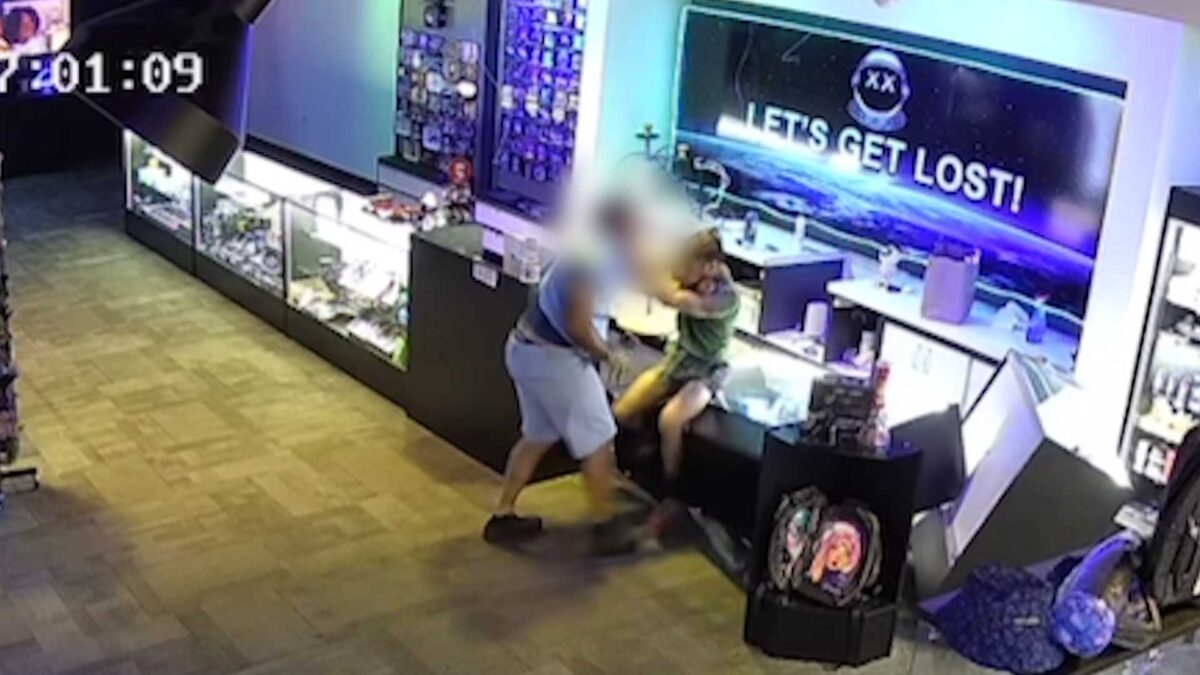 A fight between a food delivery driver and a store employee ended with one man behind bars and the other with minor injuries.