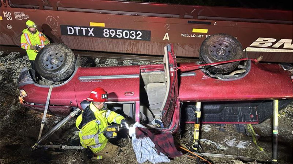 Man suffers moderate injuries from car crash on Highway 101