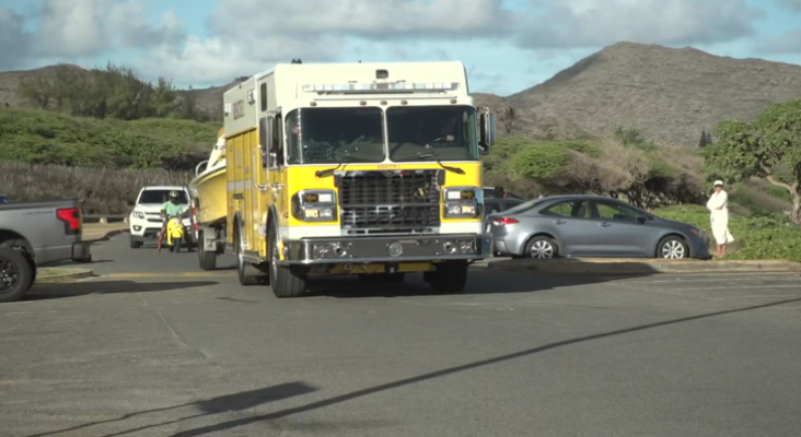 HFD crews responded to a paraglider who crashed into a mountain above Kalanianaole Hwy in Waimanalo on Monday afternoon.