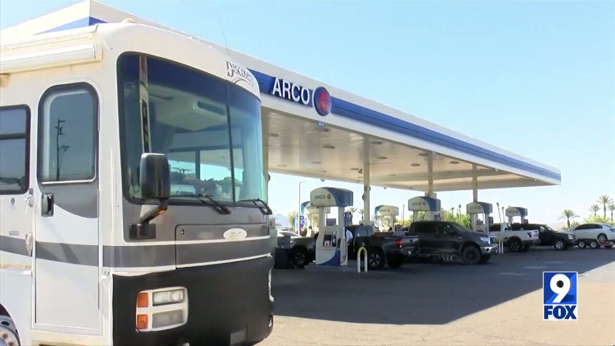 Gas prices drop this holiday season