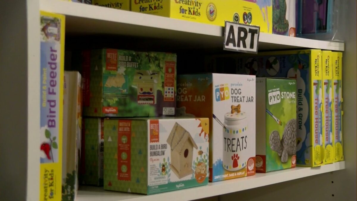 Bend’s First Friday in December rings in the holiday season