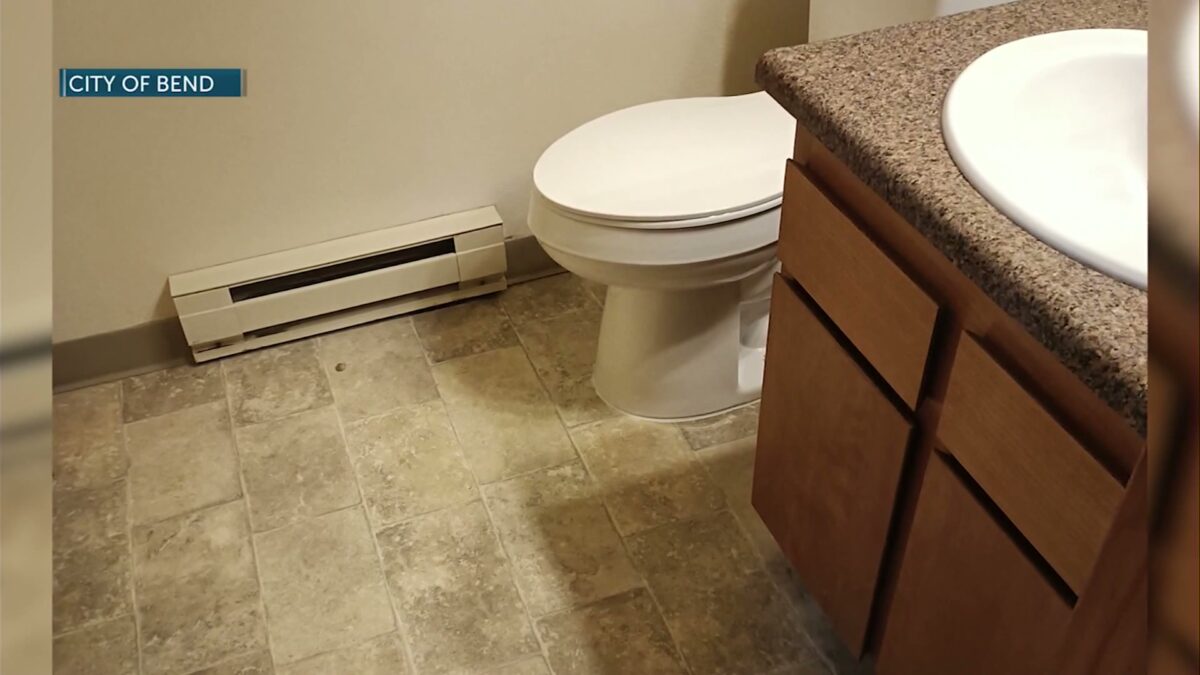 City of Bend helps Housing Works install over 100 high-efficiency toilets at NE Bend apartments