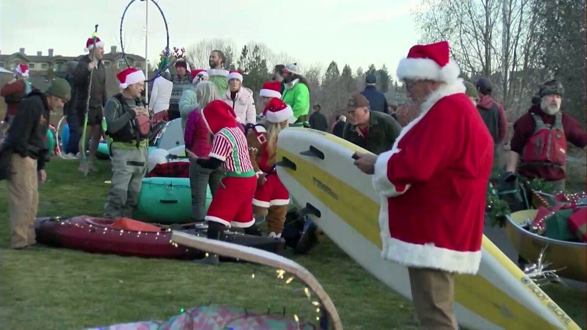 ‘It’s just a delight’: Holiday Paddle Parade lights up Deschutes River in Bend