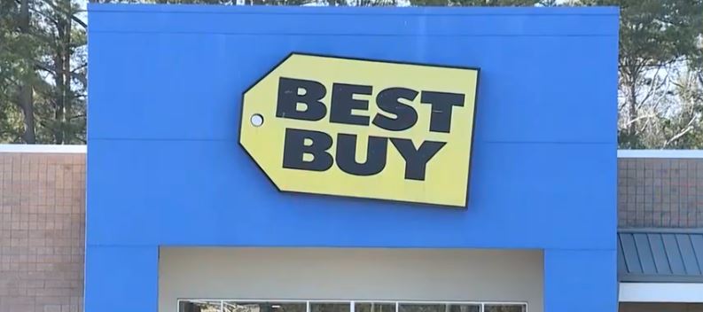A 20-year-old Best Buy employee is jailed in Savannah after police said he helped a group of suspected shoplifters walk out of the store with more than $40