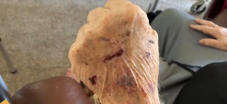 A short note with an urgent message led police to the home of an 81-year-old man