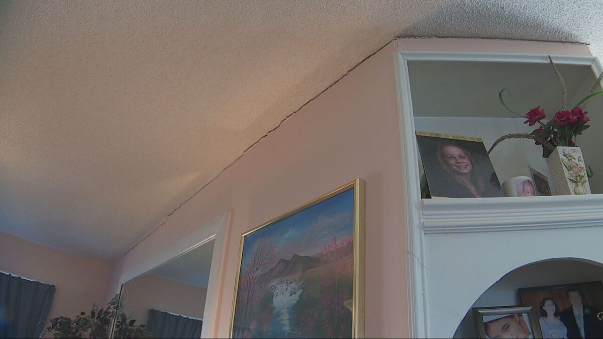 A Hendersonville homeowner is watching cracks spread through her walls and ceiling