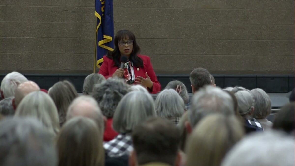 Voters react as Senator Ron Wyden and Representative Janelle Bynum hold townhall in Sisters