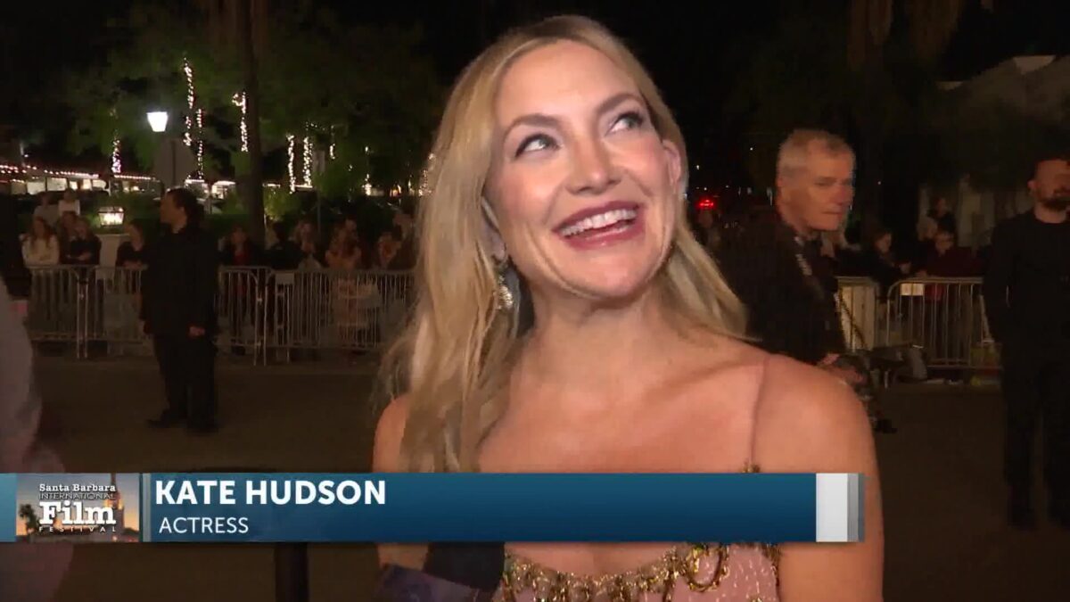 Song Sung Blue Star Kate Hudson Shines as Arlington Artist of the Year