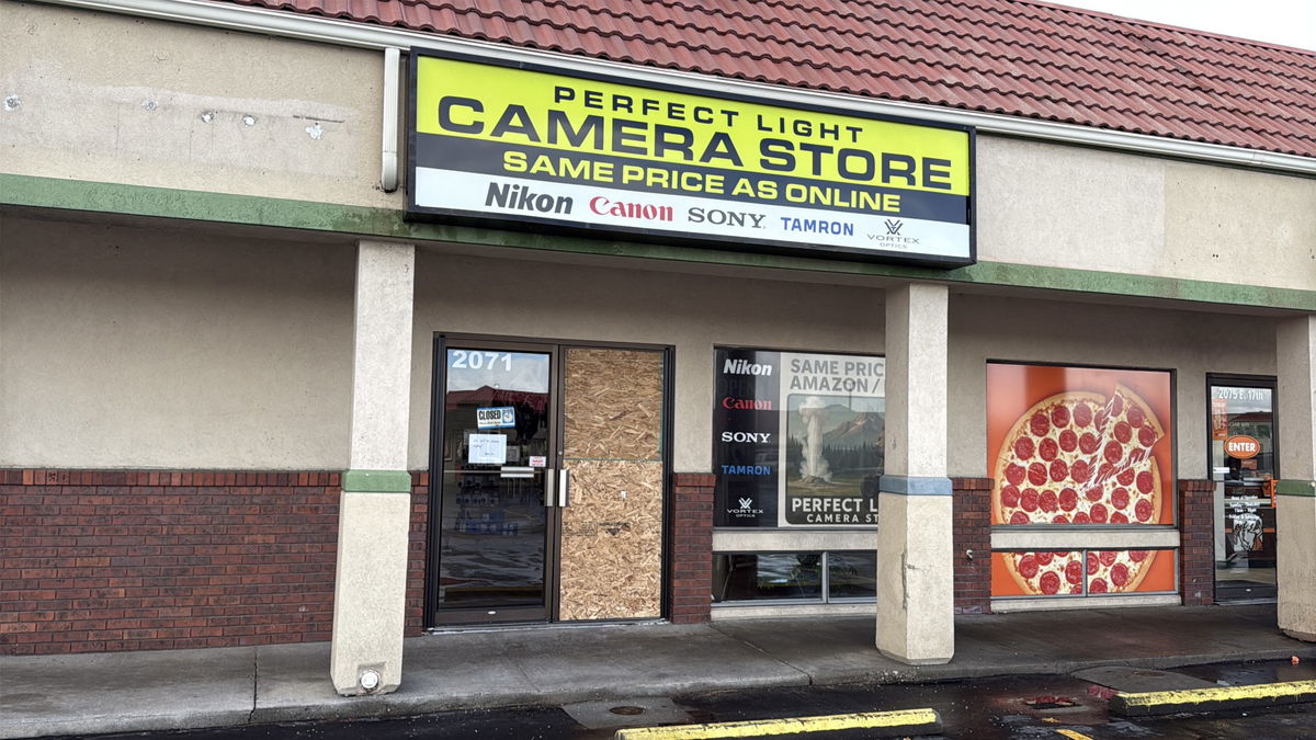 Camera store hit by thieves