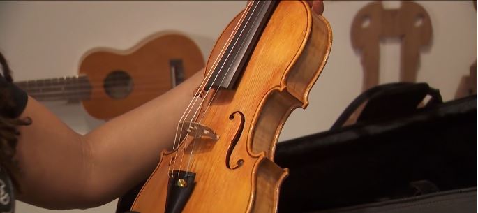 A Nashville woman making history as the first recorded Black female violin maker in the United States is inspiring others far beyond her workshop — including a Chicago-area musician who owns one of her instruments.
