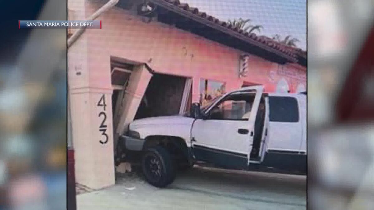 Car crashes into Santa Maria building causing damage