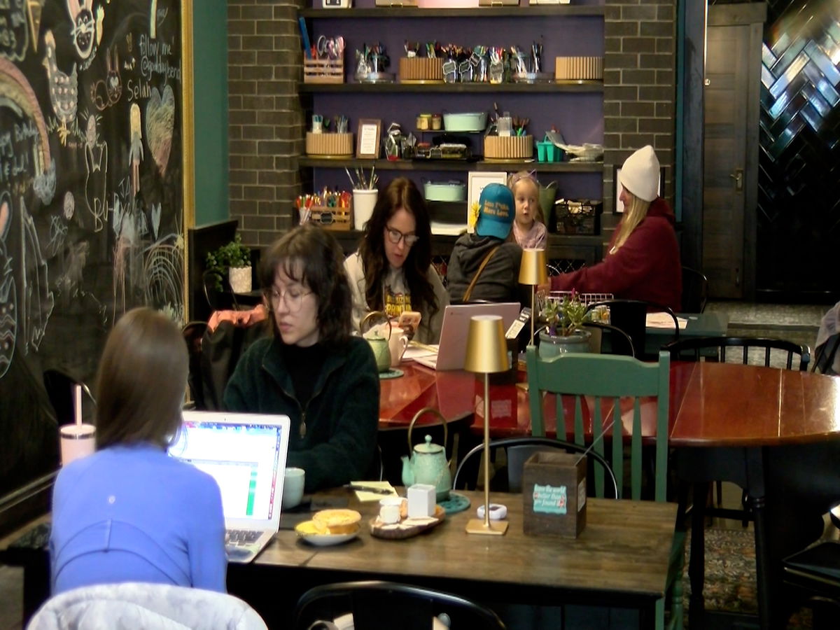 Tea and art lounge opens in Downtown Bend