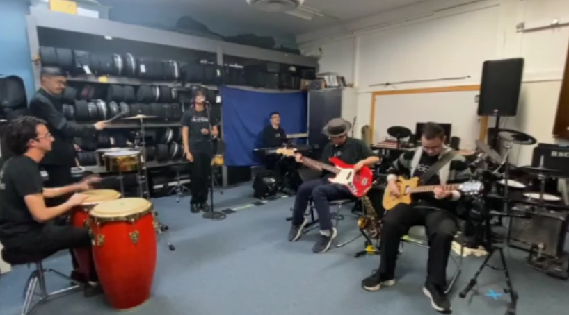 Roberto is on the keys