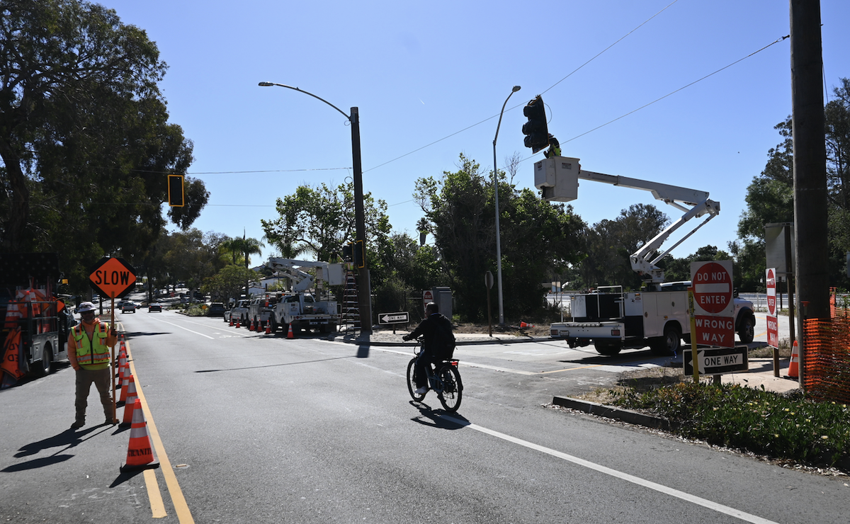 New Signal Light Installed to Manage Hwy 101 Construction Traffic