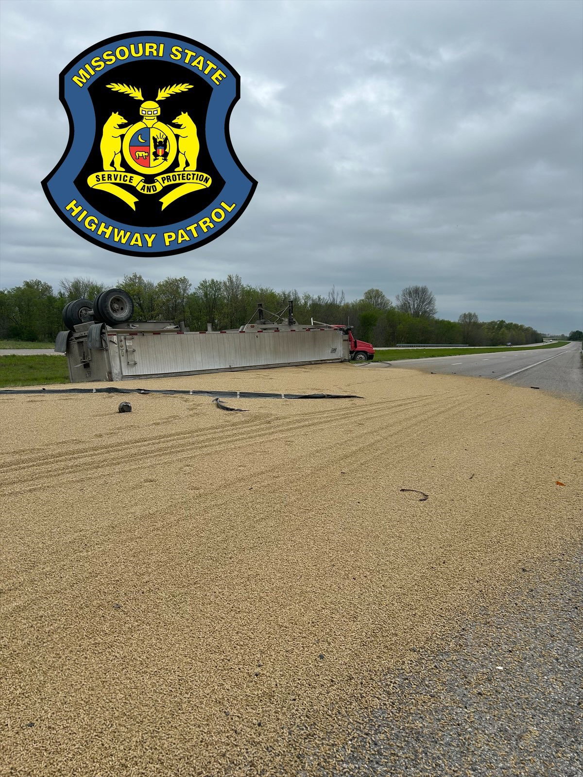 Highway 54 closed in Callaway County after grain truck overturns