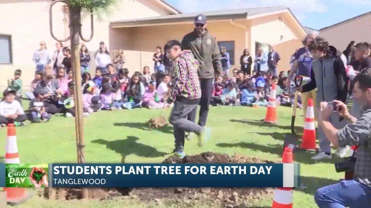 Students Help With Earth Day Tree Planting At Arellanes Elementary