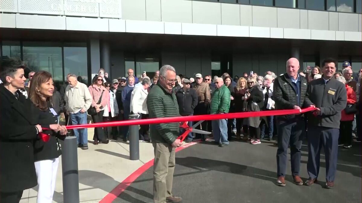 St. Charles Health System opens new cancer center in Redmond