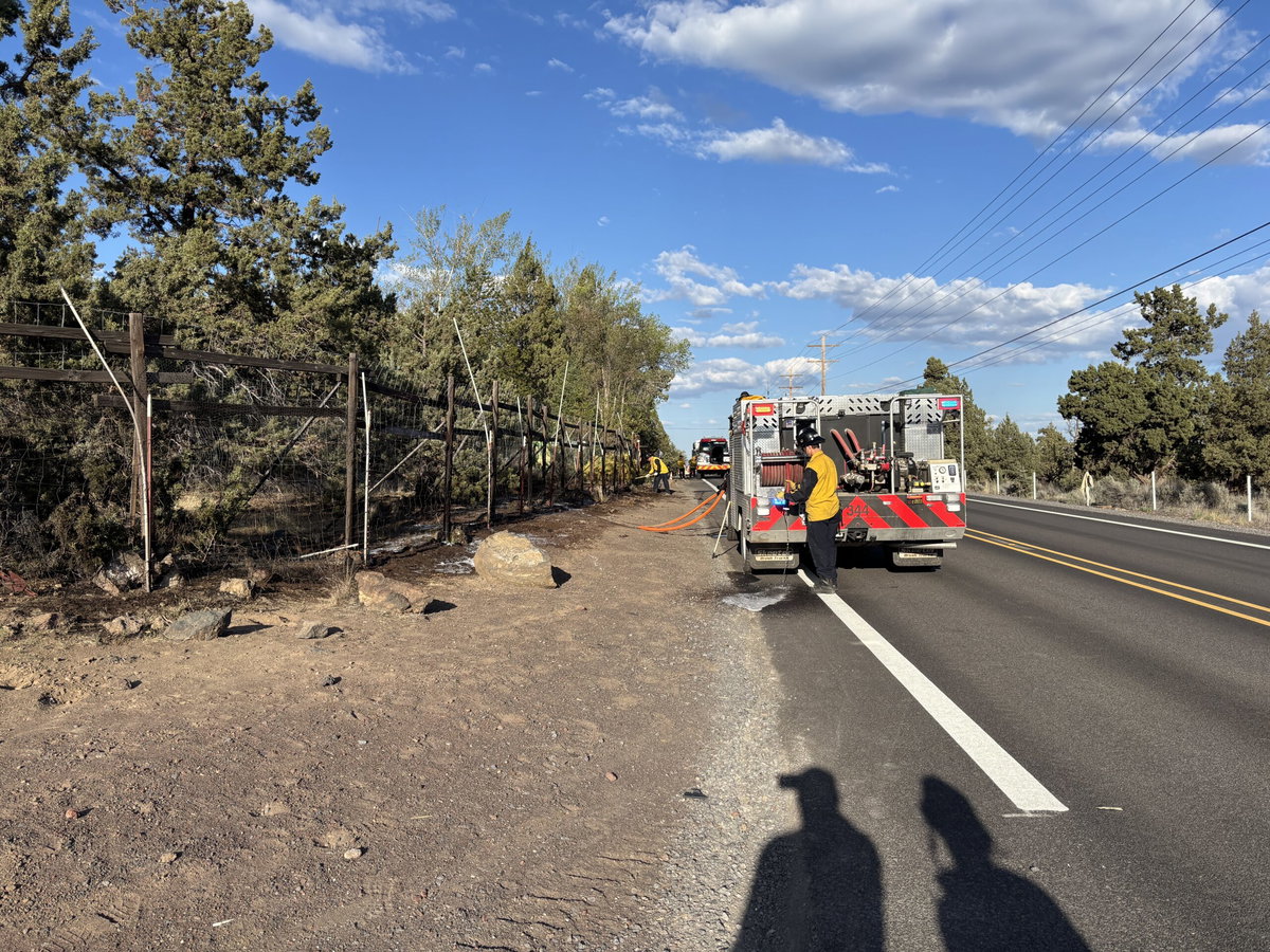 Brush fire erupts along Tumalo Road