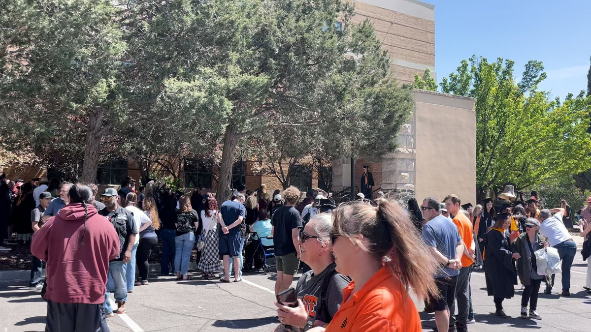 Hundreds of new Bengal alumni celebrate graduation with traditional “March through the Arch”