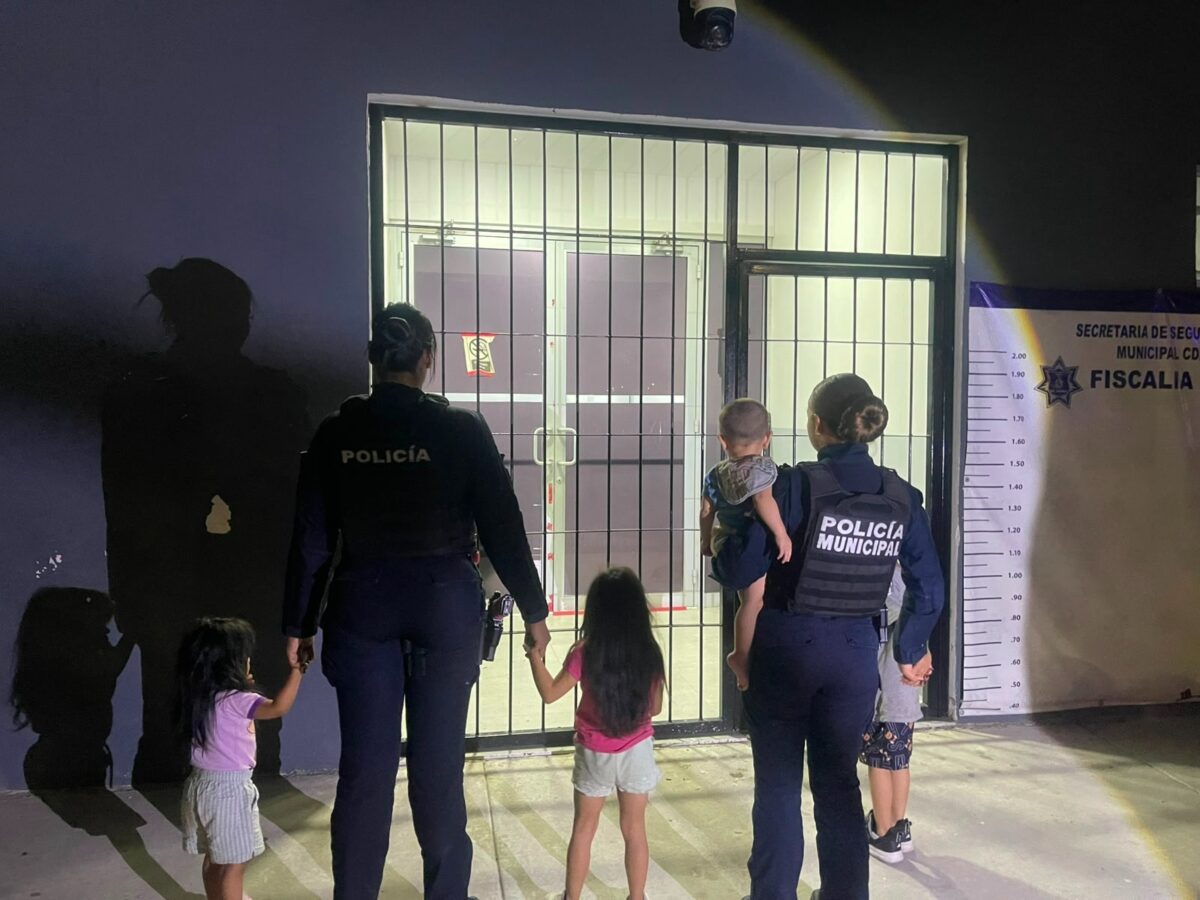 4 children rescued after being left alone in Juárez home