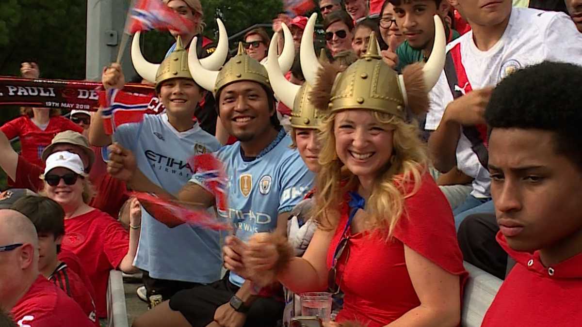 The sold-out crowd welcomed the Norwegian National Soccer Team with cheers