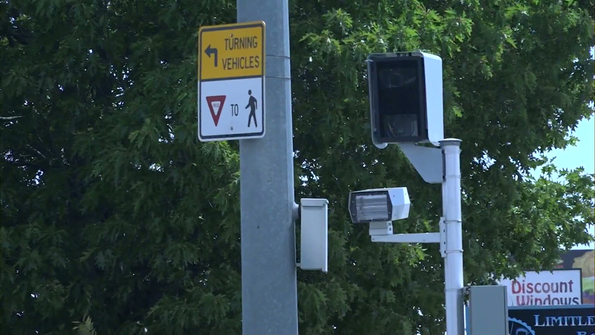 Redmond traffic cameras begin issuing tickets